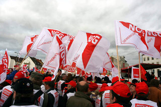 Eine große Demonstration mit NGG-Fahnen. 