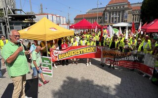Eine Streikkundgebung mit vielen Menschen